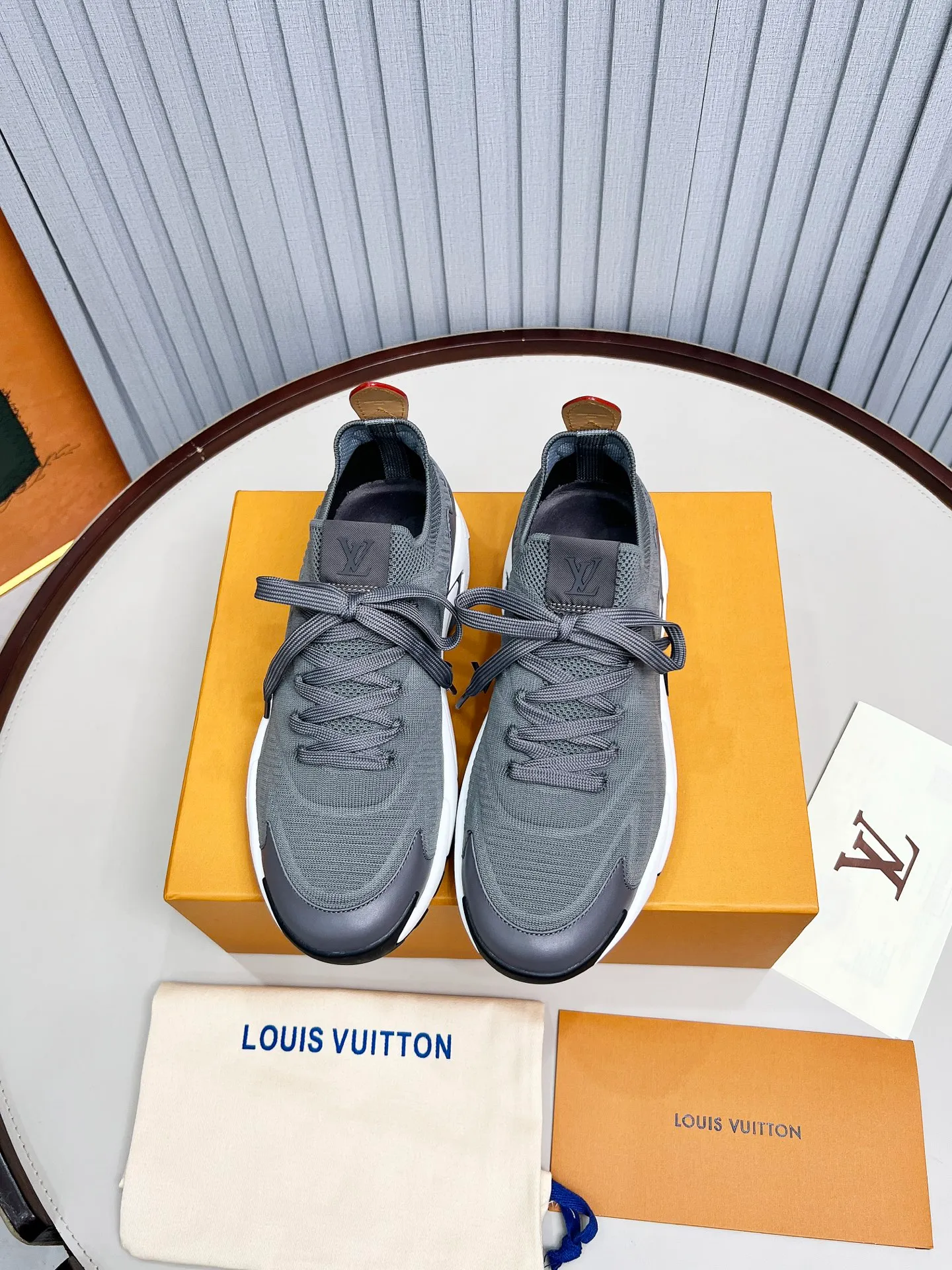 Top version: 560💰 LV Louis Vuitton L Jialu brand Runner Tatic series thick-soled casual sports shoes running shoes Original purchase development and production This LV Runner Tatic sports shoe is blended with fly-knit fabric material to interpret the inspiration of traditional mountaineering shoes. The LV letters are written on one side, the Louis Vuitton logo, and the light and wear-resistant rubber outsole complete the whole package. The delivery counter is exquisitely packaged🛍📦 ▪️Fabrics: Original imported custom fly-knit fabric ▪️Inner lining: Original custom-made breathable mesh ▪️Sole: Original molded anti-slip rubber combination material ▪️Sole thickness: 4CM ▪️Size: Men's 39-45